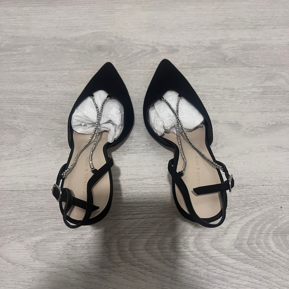 Elegant Black Slingback Heels - Picture 2 of 3